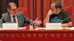 El presidente de la Generalitat en funciones, Artur Mas, y el exdiputado de la CUP David Fernández, en la comparecencia del primero en la comisión del fraude en el Parlament.