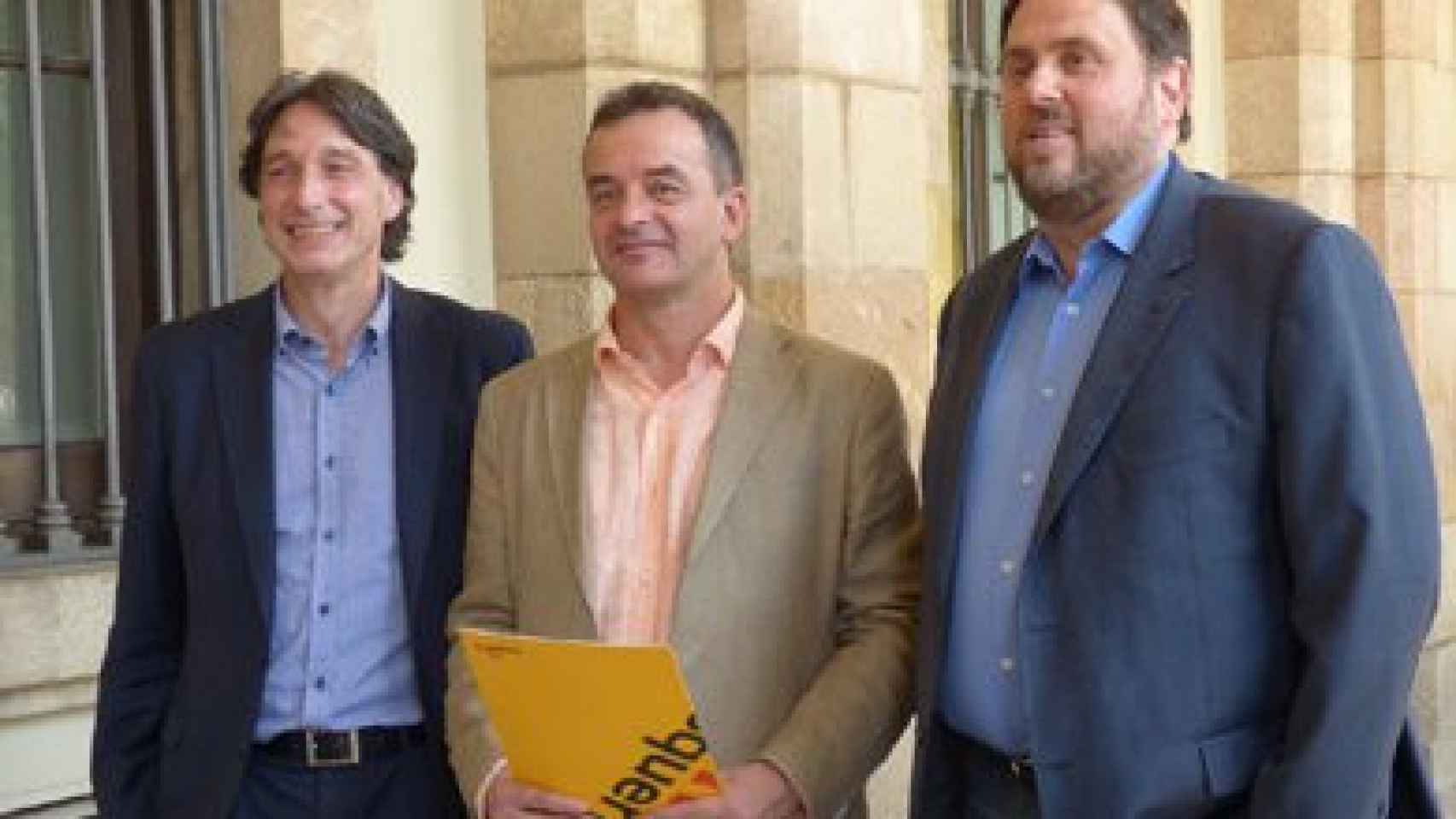 El líder municipal de ERC en Barcelona, ALfred Bosch, entre su predecesor, Jordi Portabella, y el presidente del partido, Oriol Junqueras