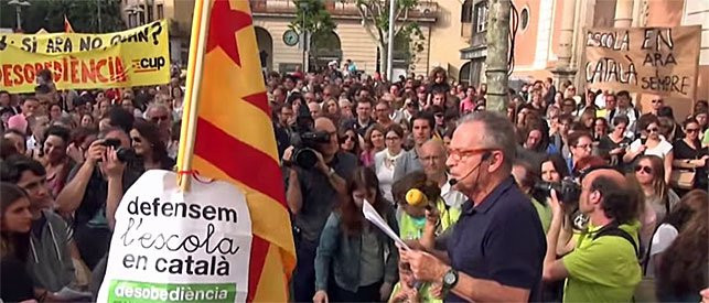 Concentración a las puertas de la Escuela Pia Santa Anna de Mataró para reclamar el desacato a la sentencia que ordena impartir un 25% del horario lectivo en castellano en dos clases