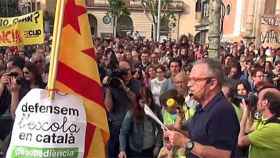 Concentración a las puertas de la Escuela Pia Santa Anna de Mataró para reclamar el desacato a la sentencia que ordena impartir un 25% del horario lectivo en castellano en dos clases