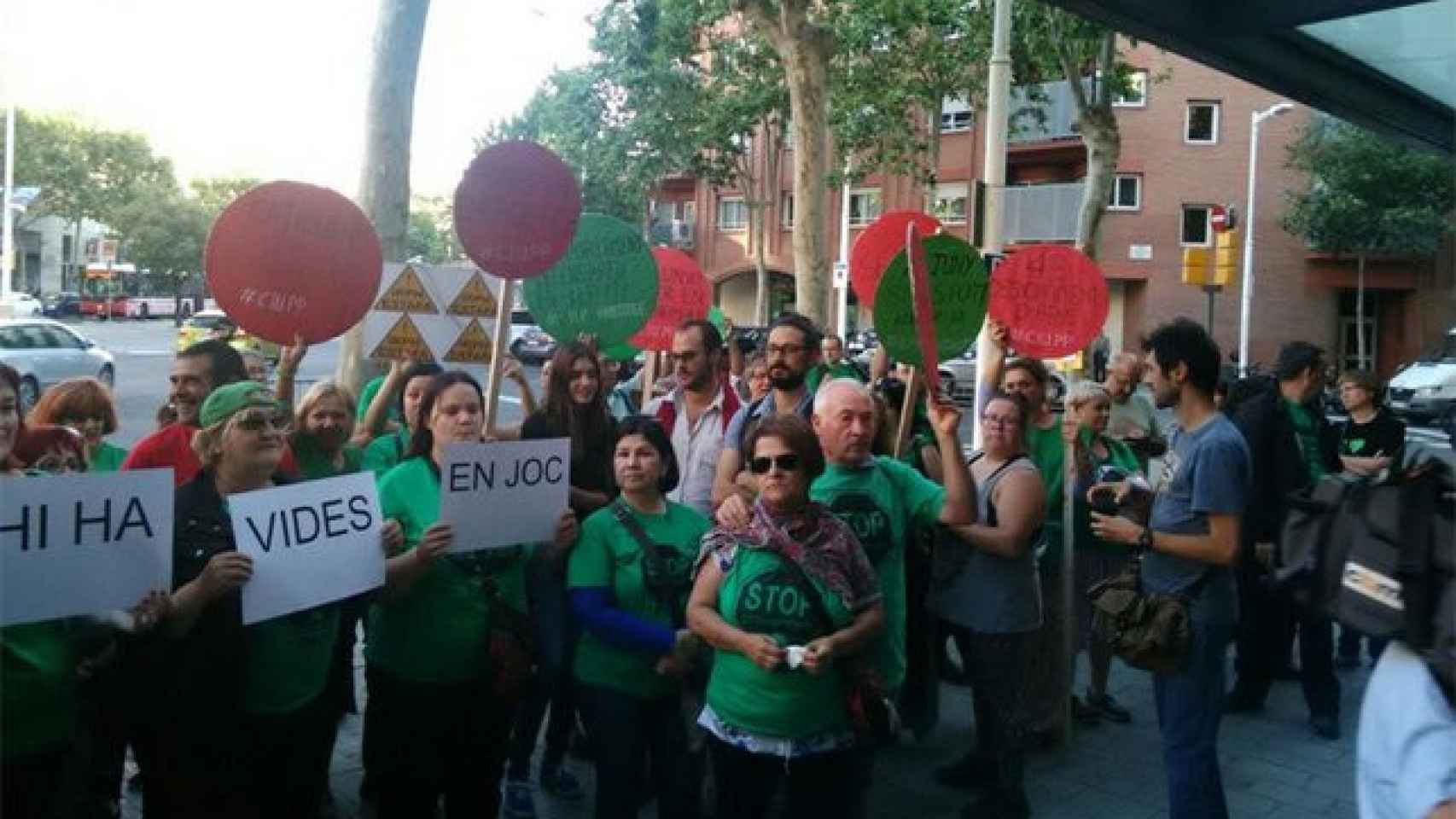 Activistas de la PAH; esperando al presidente del GObierno, Mariano Rajoy, ante el pabellón en el que iba a participar en el mitin central del PP en Barcelona