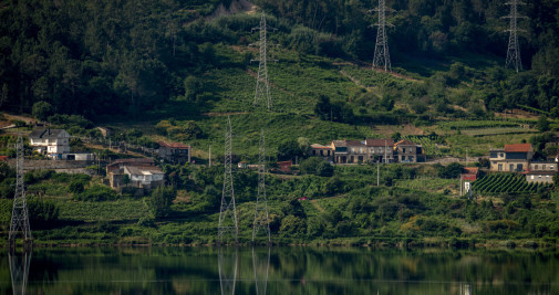 Tendido eléctrico en Castrelo de Miño (Ourense) / EFE - Brais Lorenzo
