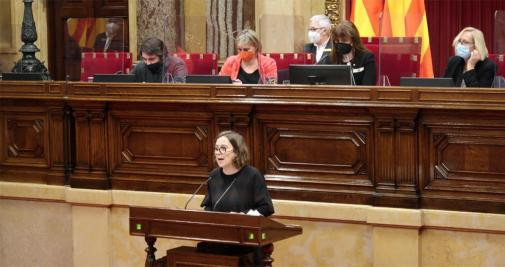Eulàlia Reguant (CUP) interviene en el Parlament ante la mirada de Laura Borràs / PARLAMENT