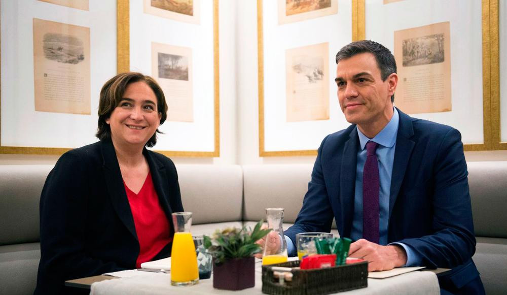 Ada Colau, alcaldesa de Barcelona, con Pedro Sánchez, presidente del Gobierno, el 21 de diciembre / EFE