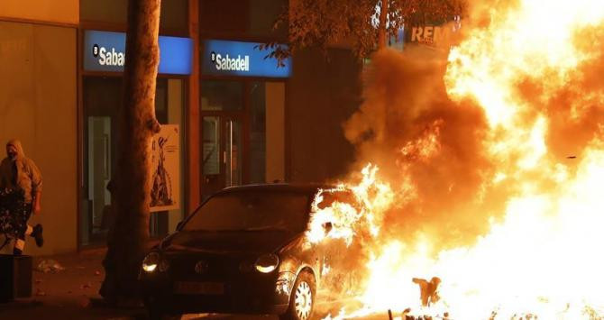 Un coche en llamas en los disturbios en Barcelona tras la manifestación independentista / CG
