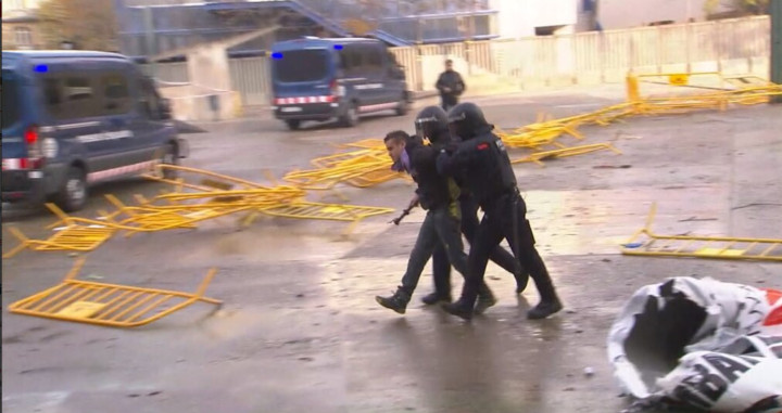 Un detenido durante las cargas policiales en Girona por el intento de boicot a la Constitución / 324.cat