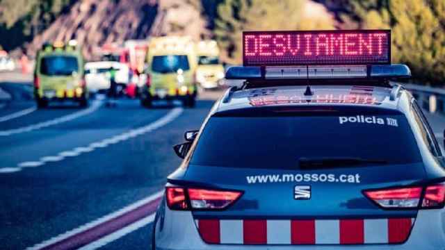 Los Mossos d'Esquadra en las inmediaciones de un accidente en la AP-7 / MOSSOS