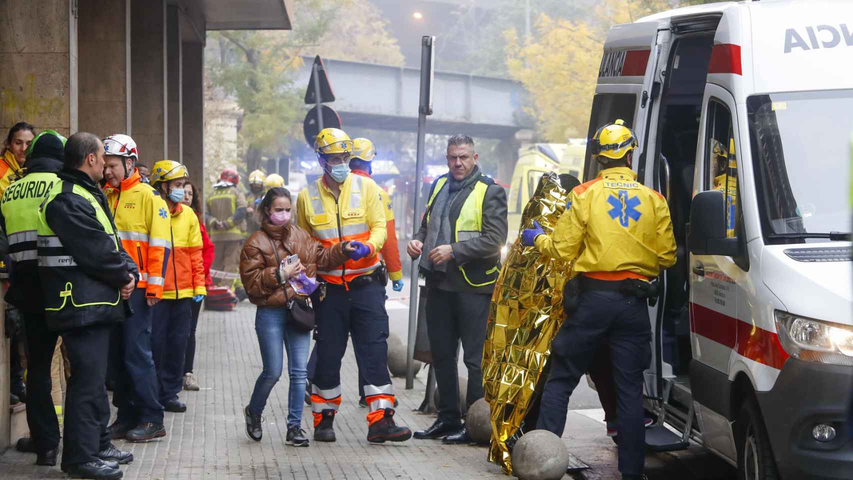 Pasajeros evacuados de los trenes accidentados en la estación de Montcada i Reixac / EFE