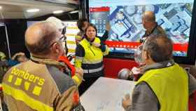 Los Bombers de la Generalitat trabajan en la extinción del incendio en la depuradora de El Prat de Llobregat / BOMBERS