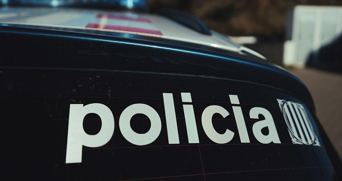 Un vehículo patrulla de Mossos, cuerpo que ha detenido a dos hombres por agredir sexualmente a dos mujeres en Tarragona y Castelldefels / EP