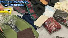 Los agentes de la Policía Nacional detienen a tres personas que transportaban 8,6 kilos de heroína en el equipaje / CNP