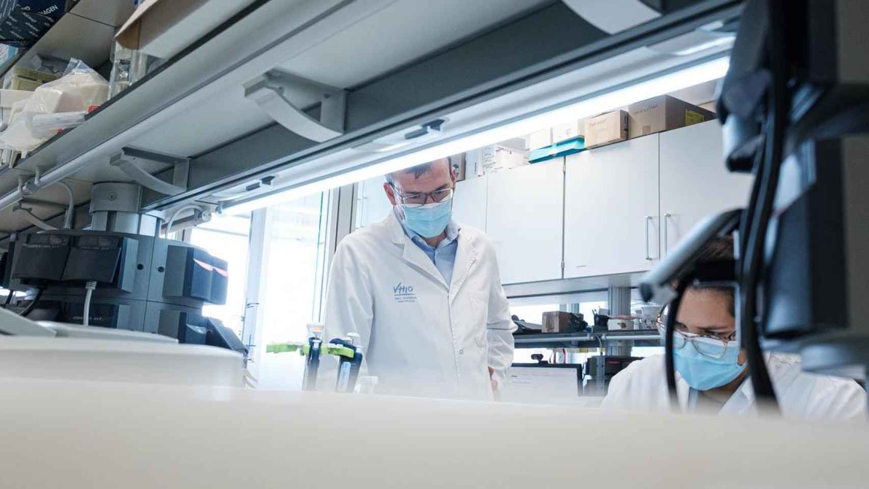 El Dr. Joaquín Mateo junto a una investigadora de su equipo en el laboratorio donde estudian el cáncer de próstata