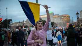 Una ciudadana sostiene una bandera de Ucrania en Barcelona en una protesta ayer / EP