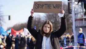 La activista Luisa Neubauer sostiene una pancarta que dice ¡Parad la guerra!durante una protesta contra la invasión de Ucrania / EUROPA PRESS