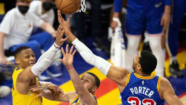 Un partido de la NBA entre los Lakers y los Warriors / EFE