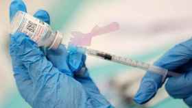 Una enfermera prepara una dosis para vacunar a una persona contra el Covid-19 en Cataluña / EP