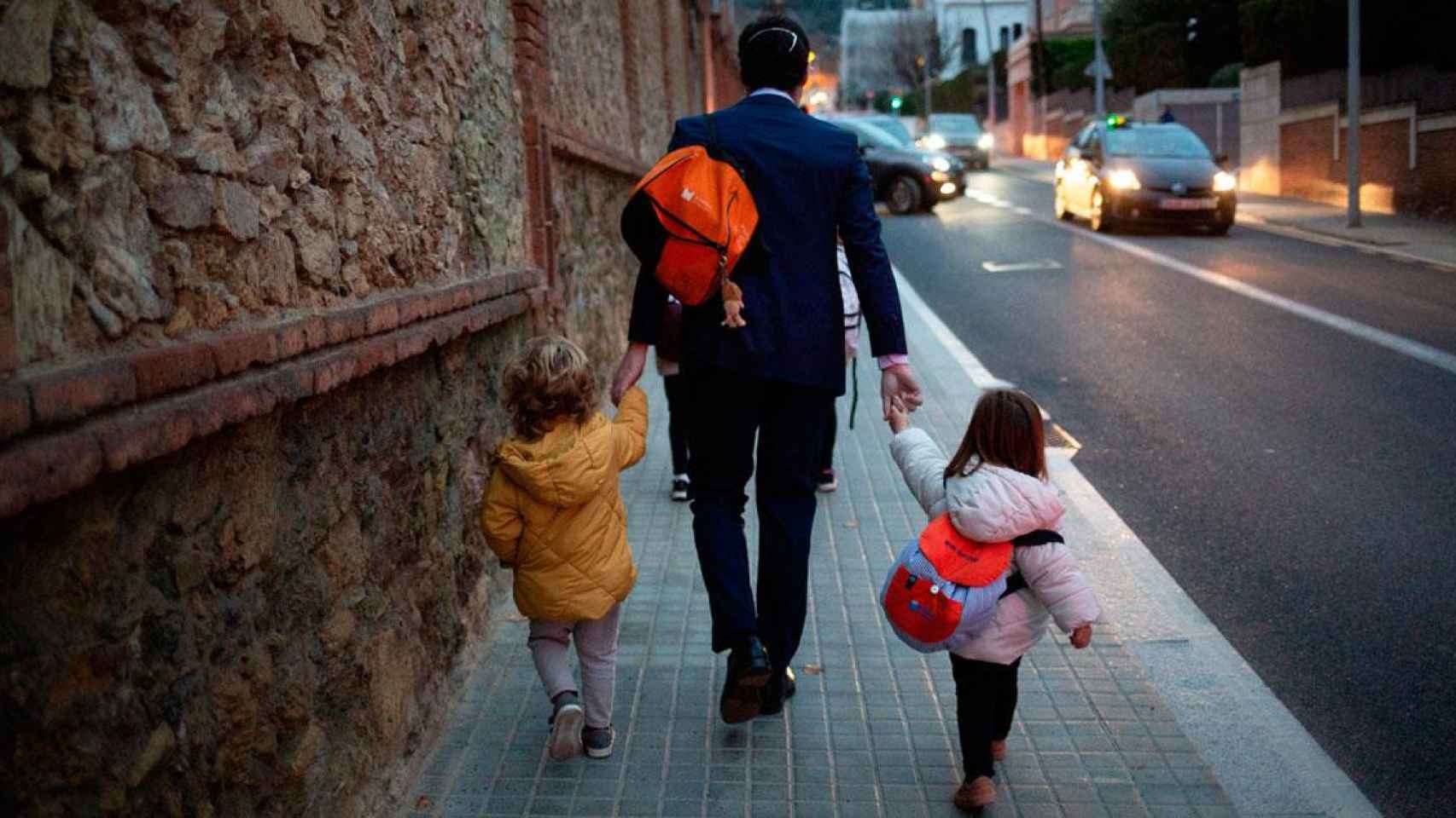 Un padre, acompañando a sus hijos al colegio en la vuelta a las escuelas / EP