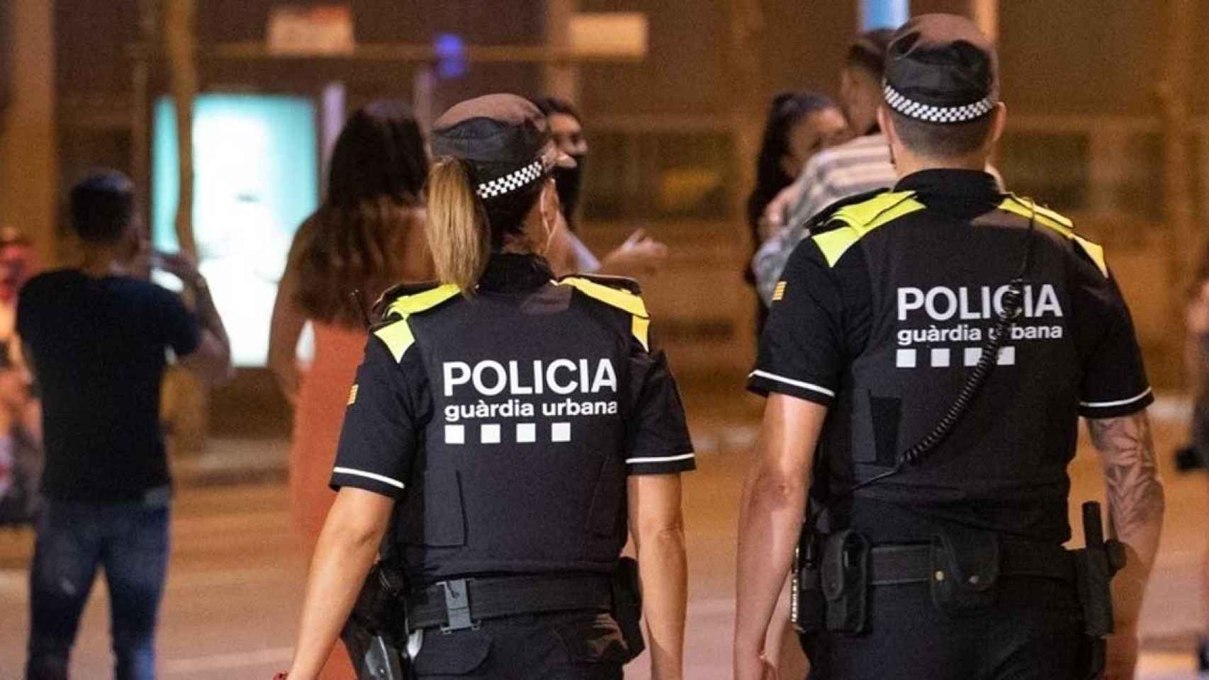 Una patrulla de la GUB controla que no se formen aglomeraciones en Barcelona / EUROPA PRESS
