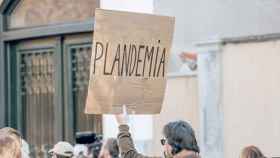Un hombre sostiene una pancarta donde se lee la palabra plandemia durante una manifestación negacionista como la que ha desafiado a la GUB / EUROPA PRESS