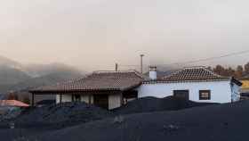 Una casa de La Palma rodeada por un manto de cenizas volcánicas / EP