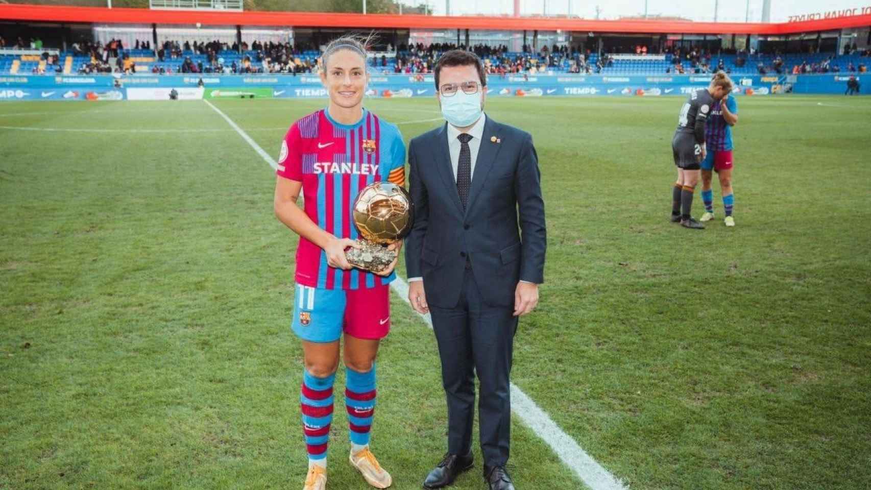 La capitana del Barça femenino, Alexia Putellas, posando con su Balón de Oro este sábado junto al presidente de la Generalitat, Pere Aragonès / GOVERN