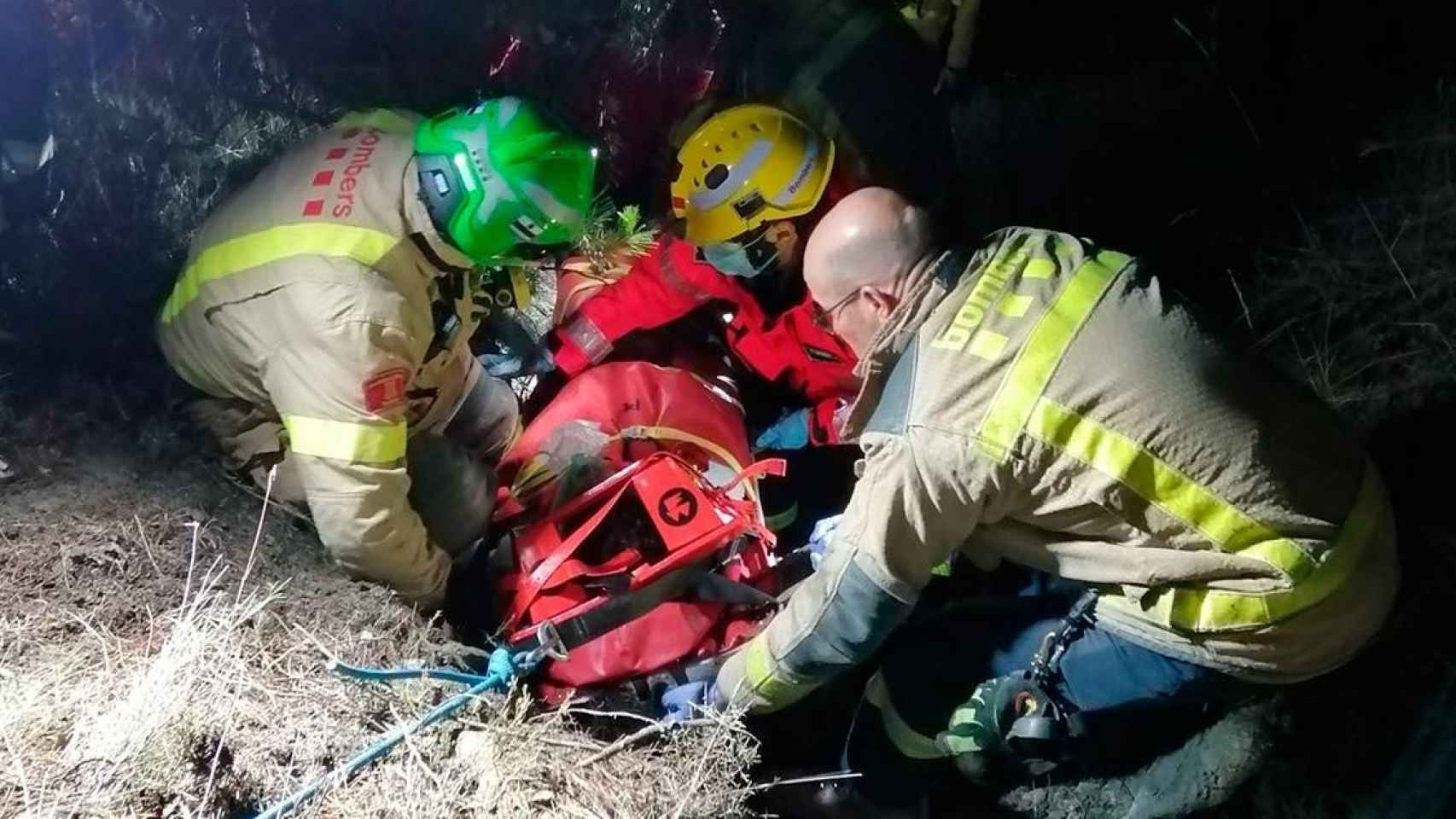 Los bomberos rescatan al joven despeñado en Tona / BOMBERS