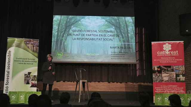 Marta Pascual, auditora y responsable de certificaciones medioambientales de Bureau Veritas, interviene durante el acto para celebrar el 20 aniversario de PEFC Catalunya / CG