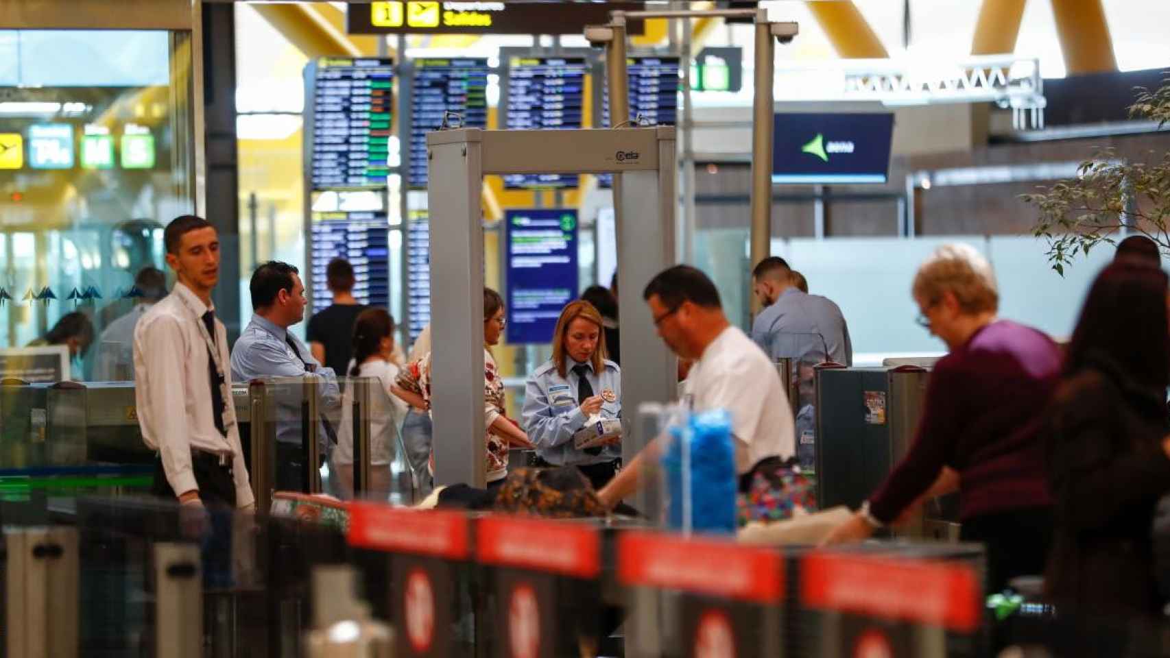 Varios pasajeros acceden a los filtros de seguridad del aeropuerto / EUROPA PRESS