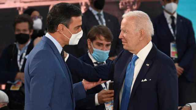El día en imágenes: El presidente español, Pedro Sánchez (i), conversa con su homólogo estadounidense, Joe Biden, durante la cumbre de líderes de G20 que se desarrolla durante el fin de semana en Roma (Italia) / EFE - Pool Moncloa - Borja Puig De La Bella