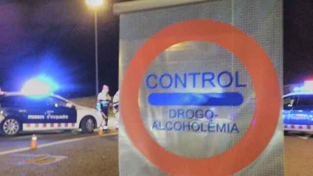 Un control del alcoholemia y drogas, las dos pruebas en las que el conductor denunciado penalmente dio positivo / MOSSOS