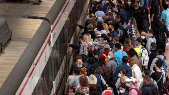 Un gran número de pasajeros trata de subir a un tren durante la huelga de Renfe de este jueves / Alberto Ortega (EP)