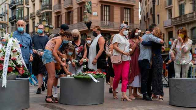 Varias personas depositan flores en el cuarto aniversario del 17A, en el Memorial de La Rambla de Barcelona / Lorena Sopêna (EP)