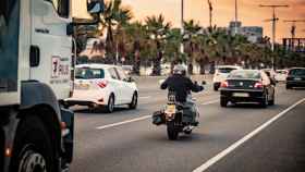 Una moto circula en la Ronda Litoral de Barcelona / EP