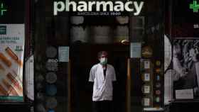 Una farmacia de Barcelona en una imagen de archivo. En breve podrían vender tests de antígenos / EP