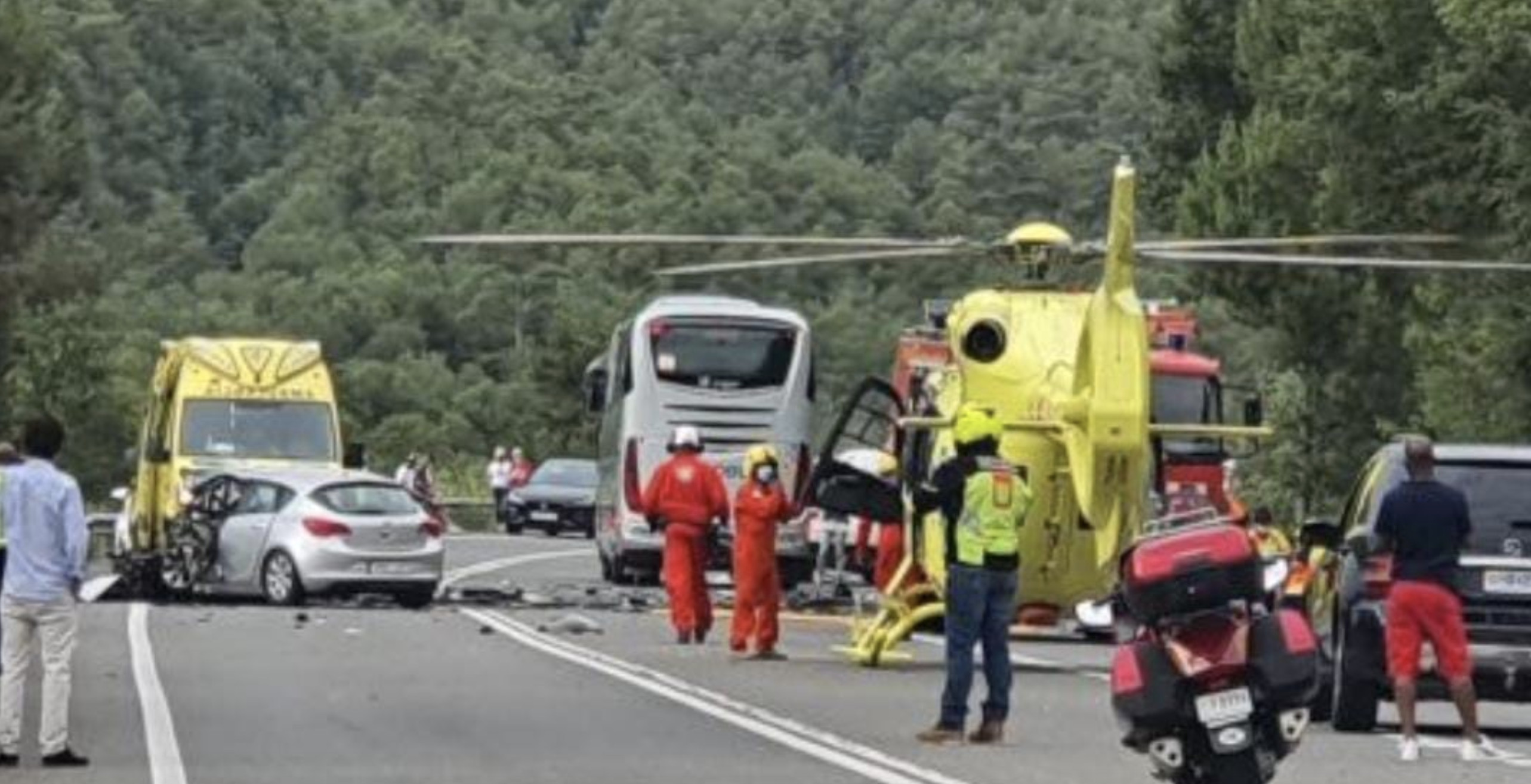 Servicios de emergencias tras el accidente mútiple en Bassella, Lleida / ANTIRADAR CATALUNYA