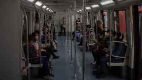 Varias personas viajan en el metro de Barcelona / EUROPA PRESS