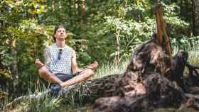 Hombre meditando en plena naturaleza / PEXELS