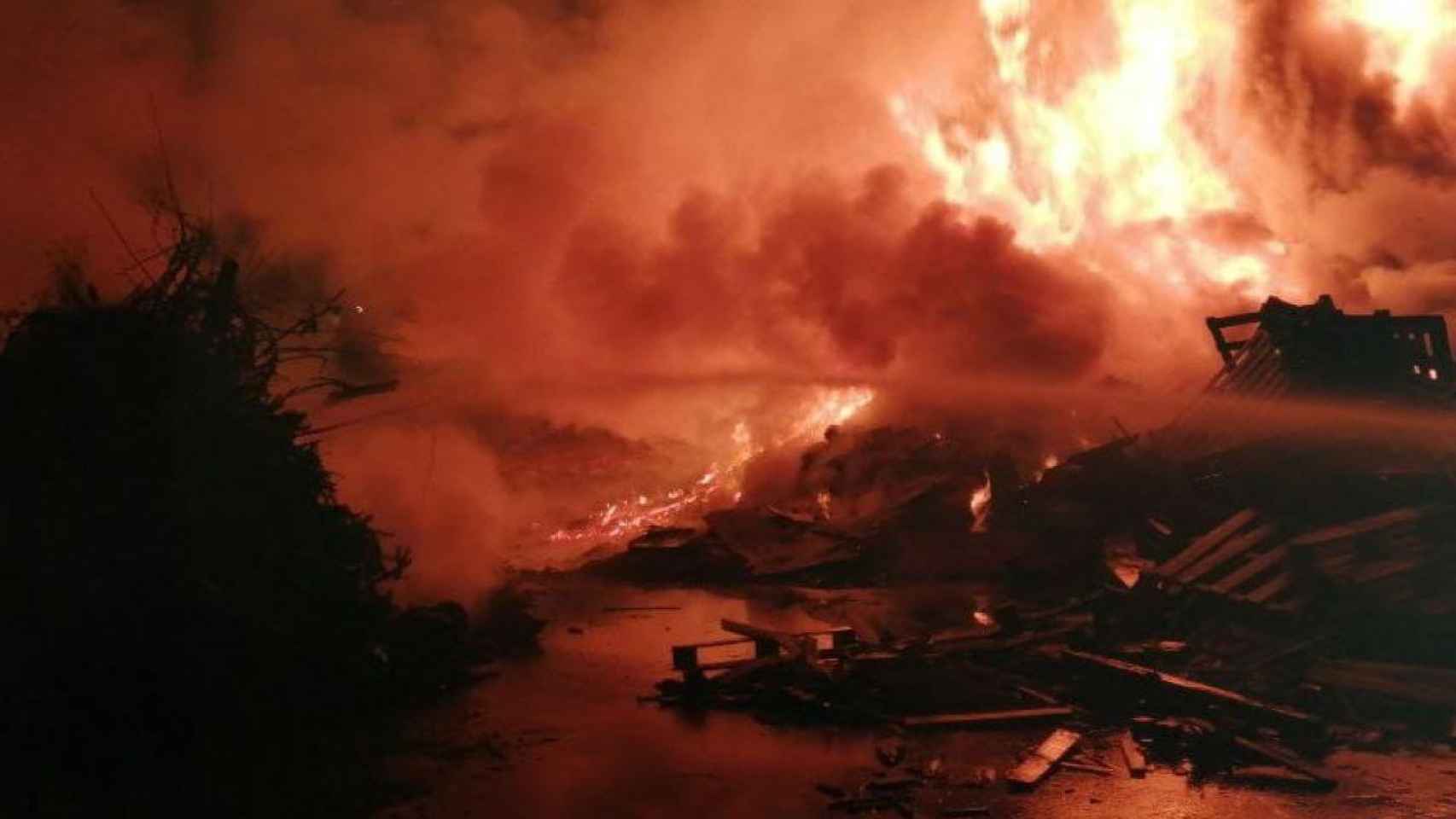 Imagen de las espectaculares llamas del incendio de Hostalric / BOMBEROS DE CATALUÑA