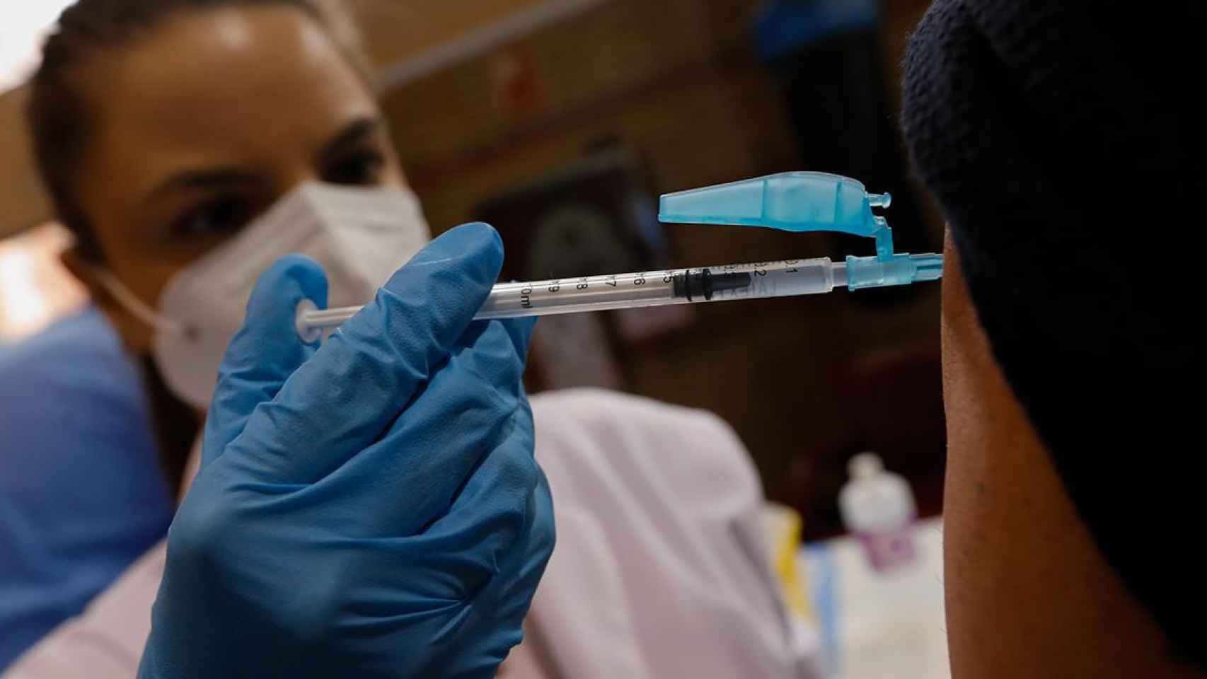 Personal sanitario inocula una vacuna contra el Covid-19, con el 8,47% vacunado en Cataluña