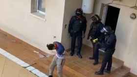 Momento en el que uno de los jóvenes okupas es detenido por los Mossos / EP