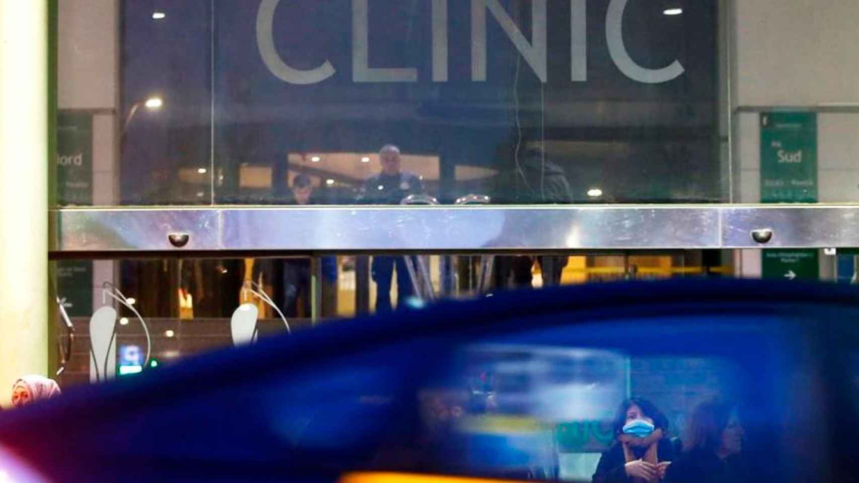 Una paciente con mascarilla tras un taxi en el Hospital Clínic Barcelona / EFE