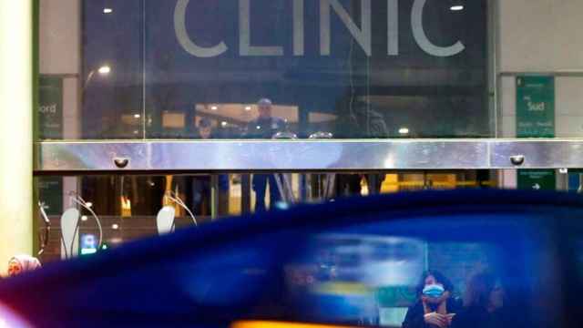 Una paciente con mascarilla tras un taxi en el Hospital Clínic Barcelona / EFE