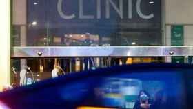 Una paciente con mascarilla tras un taxi en el Hospital Clínic Barcelona / EFE