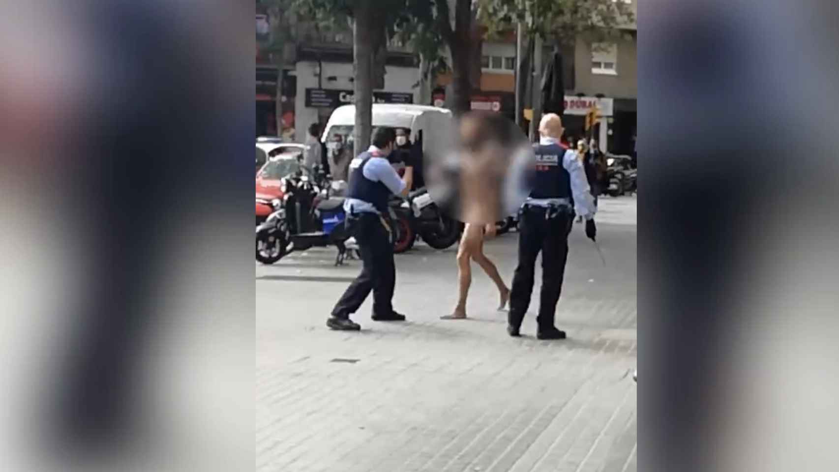 Un hombre desnudo se encara con dos mossos frente al Camp Nou / CG
