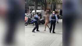 Un hombre desnudo se encara con dos mossos frente al Camp Nou / CG