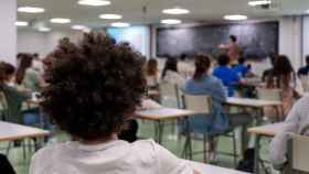 Un alumno acude a su centro escolar durante la pandemia de Covid-19 / EP