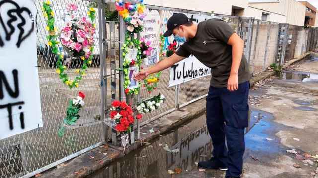 El hermano de Kristen junto al lugar donde su hermana fue asesinada en Cornellà, junto a la discoteca 'Capitol' / CG