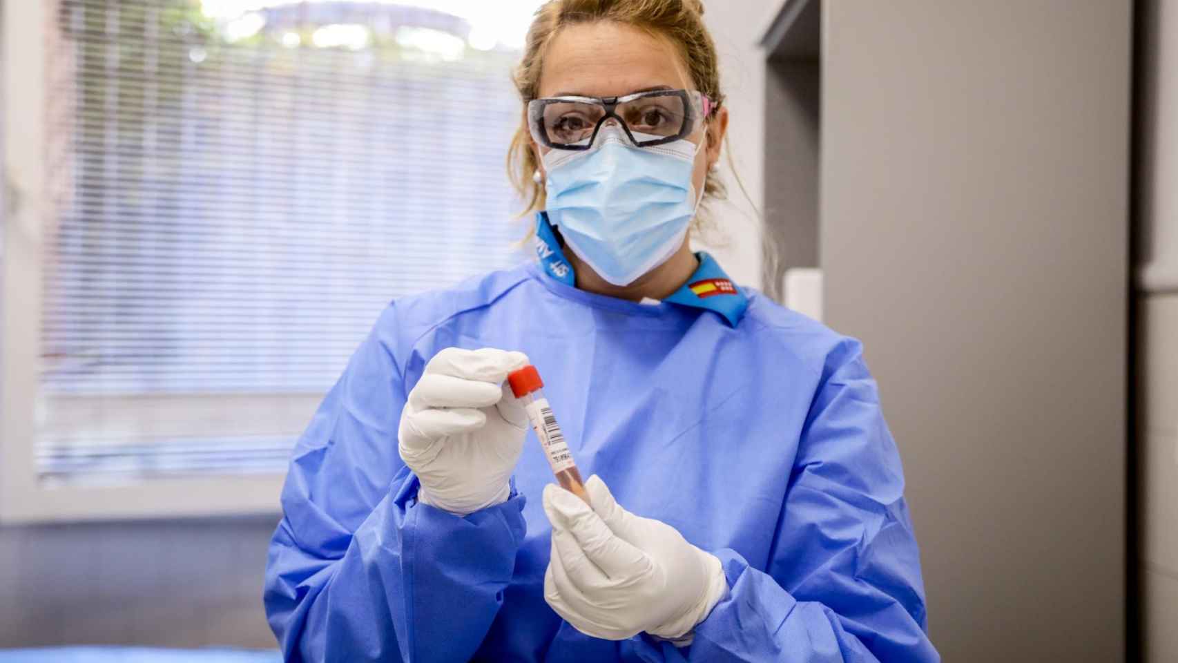Una trabajadora sanitaria sujeta una prueba PCR por el coronavirus / EP