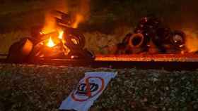 Neumáticos ardiendo en las vías del AVE contra la visita del Rey a Cataluña / TWITTER