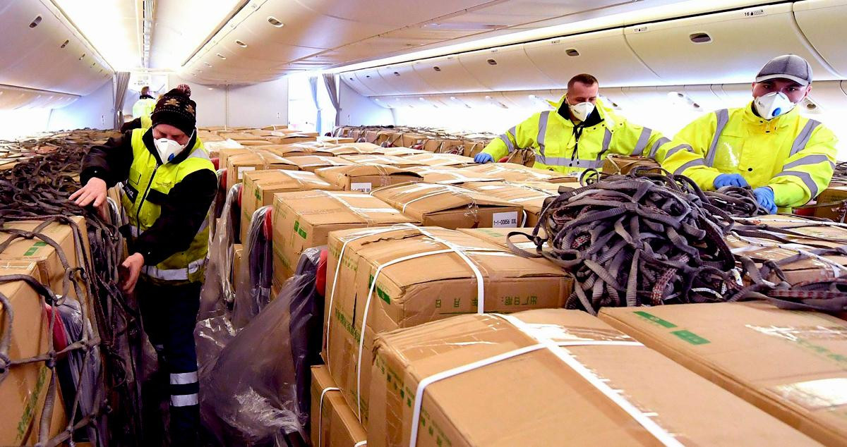 Imagen de un avión de pasajeros, transformado en carguero, transportando material sanitario procedente de China / EP